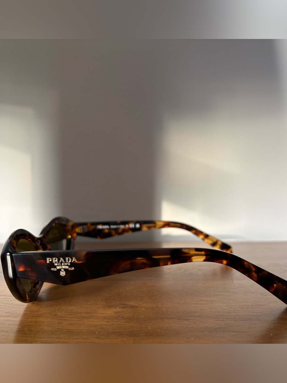Prada Symbole tortoiseshell cat eye sunglasses - excellent condition - RRP $548 - Picture 3 of 7